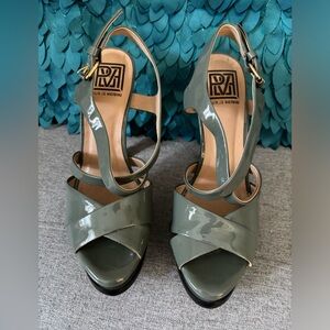 New Pour La Victoire Gray Patent Strappy Platform Sandals Size 8